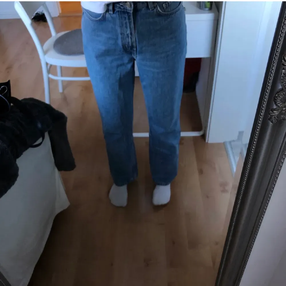 Hej jag skulle vilja göra ett byta mot ett par liknade andra jeans i en mindre storlek och kan även tänka mig andra jeans, dom här är från weekday i modell row och bilderna är från wilmasundberg❤️. Jeans & Byxor.