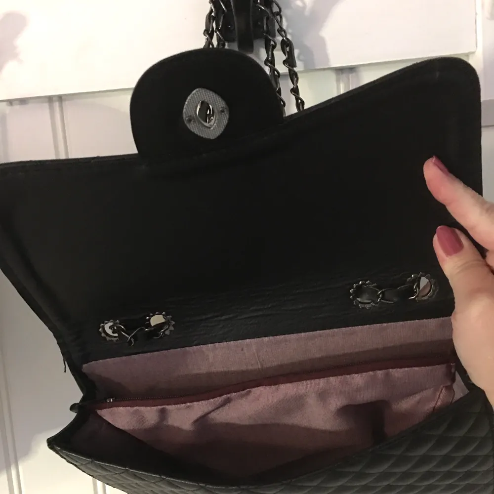 Helt ny väska Chanel (fake) säljer den för den har bara blivit hängande och vill någon annan ska få glädjas av den. Inköpt för 700kr säljes för hälften 350kr tar swish och kan skickad mot fraktkostnad. Accessoarer.