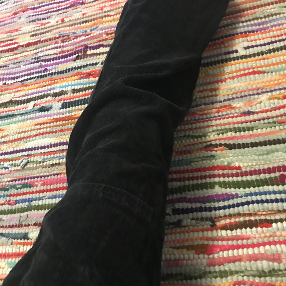 Snygga manchesterbyxor köpta på humana, säljer pga de är för stora för mig :( står ingen storlek men brukar ha S och skulle tro att de passar en M-L. Jeans & Byxor.