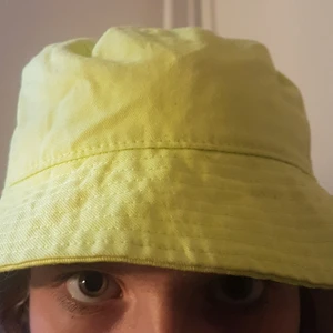Neon grön buckethat - Igga att jag ser ut som ett monster på bilden. Neon grön nycker hat från hm. Används aldrig