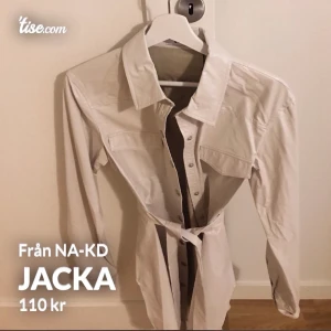 Jacka NAKD - Tunn skjortjacka från Nakd i skinnimitation. Aldrig används med prislappen kvar. Storlek 36. Frakta eller möts upp i solna, stockholm