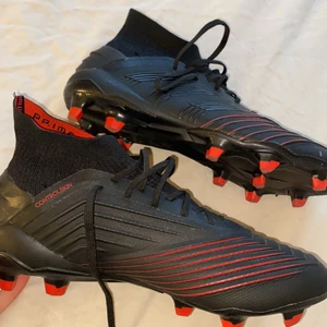 Fotbollssko - säljer pgd av att dom var för stora och jag hann använda en gång och det ej gick att skicka tbx:)köpt pris: 2399kr stolek: US-7 och UK-6,1/5 