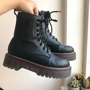 Black Flat Boots - Jag köpte dessa stövlar förra året.  De är mycket bekväma och nya. Storlek: stor 36💜💕✨