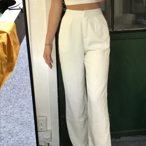 Vita byxor - Vida byxor som är lite förstora och lite för långa för mig. Är 170 och måste ha klackar för att kunna använda dem. Finns några fläckar vilket lätt går att ta bort med klorin.