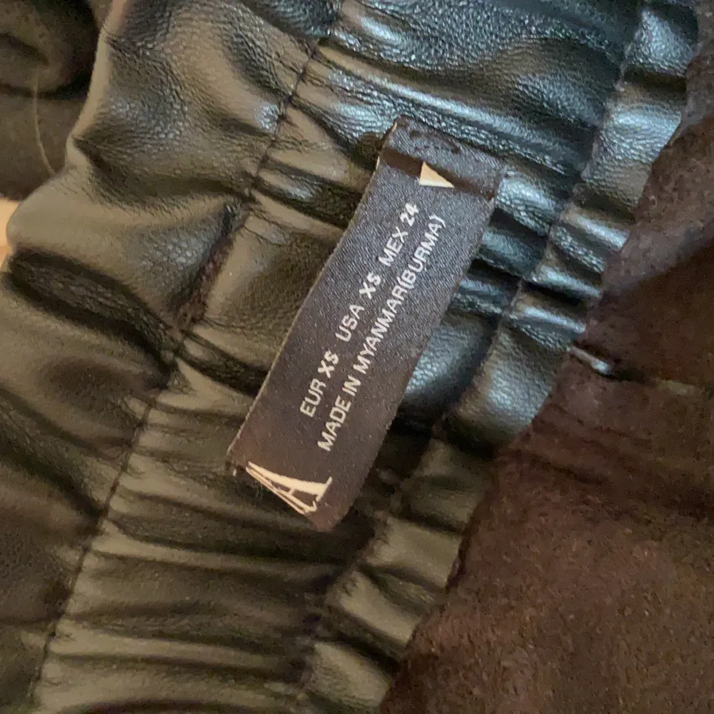 Supersnygga skinbyxor från Zara. Tyvärr aldrig kommit till användning så de är som nya😊 Passande nu till hösten🍂🍁 ord.399kr. Står inte för frakten💛 (kan även fixa bilder hur de sitter på om så önskas, med längd osv). Jeans & Byxor.