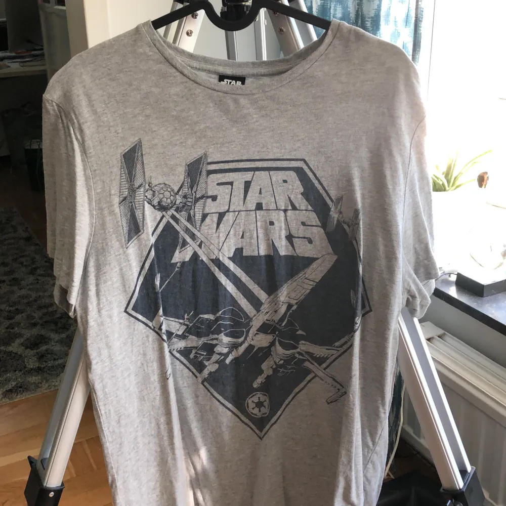 autentisk star wars tshirt! aldrig använd, passar både M & L :). T-shirts.