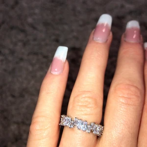 Diamantring 💍  - Helt ny diamantring, superfin!💍 Vet inte helt om det är rostfritt stål men det borde vara det, har använt mina i ca 1 år och ingen har blivit grön eller färgat av sig eller blivit förstörd, har även då tvättat händerna med den.✨✨ Frakt 22kr  Finns 2st i storlek 7 och 2st i storlek 6