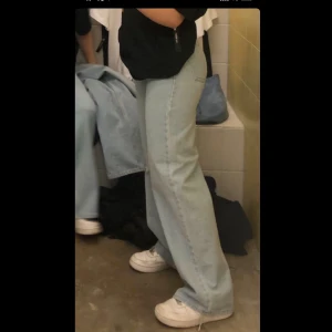 junkyard jeans - snygga jeans lite slitna längst ner men annars jättebra skicka säljer pga använder inte pris kan diskuteras