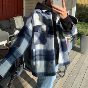 Rutig jacka - Säljer min ursnygga rutiga skjortjacka från Zara som är slutsåld. Använd fåtal gånger och så mysig och perfekt nu till höst! Storlek S men oversized modell så skulle säga att den passar allt från XS-L ✨BUDA I KOMMENTARERNA ✨ köpare står för frakten. Högsta bud just nu: 350 + frakt