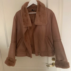 Zara jacka, storlek M - mycket fint skick och knappt använd