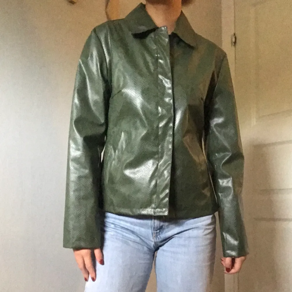 Fin till både vardags och party. Grön jacka köpt vintage passar mig som har S men är du xs är den perfekt då den inte är oversized på mig.. Jackor.
