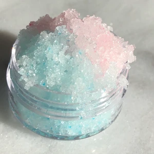 Cotton Candy lip scrub - Ska nu börja göra lipscrubs och läppglans😍🤩De kommer kosta 39 och 49(inkl frakt såklart🌟)