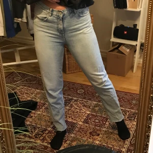 Denim jeans från bikbok - Dom perfekta jeansen från bikbok tyvärr lite för små för mig. Frakten tillkommer😊