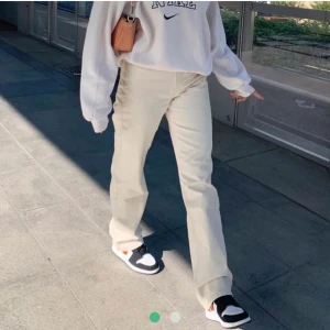 Jätttesnygga Pull and Bear byxor - Köpta här på plick av en jättesnäll tjej! Var jättefina och i otroligt bra skick men tyvärr för stora för mig trots att jag ville ha baggy fit. De kommer vara otroligt fina på någon som har storlek 36 :) OBS! BUDA HÄR ISTÄLLET DÅ MÅNGA ÄR INTRESSERADE PRIVAT OCH INTE VET VAD ANDRA HAR BUDAT :) Högsta bud just nu: 295 kr 💞 Avslutas på måndag!!!