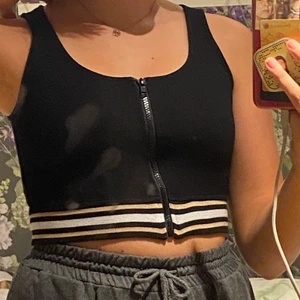 fin tröja med dragplagg - en svart tröja med dragkedja. säljs pga andvänder aldrig. köpt på monki för 150kr.💕 