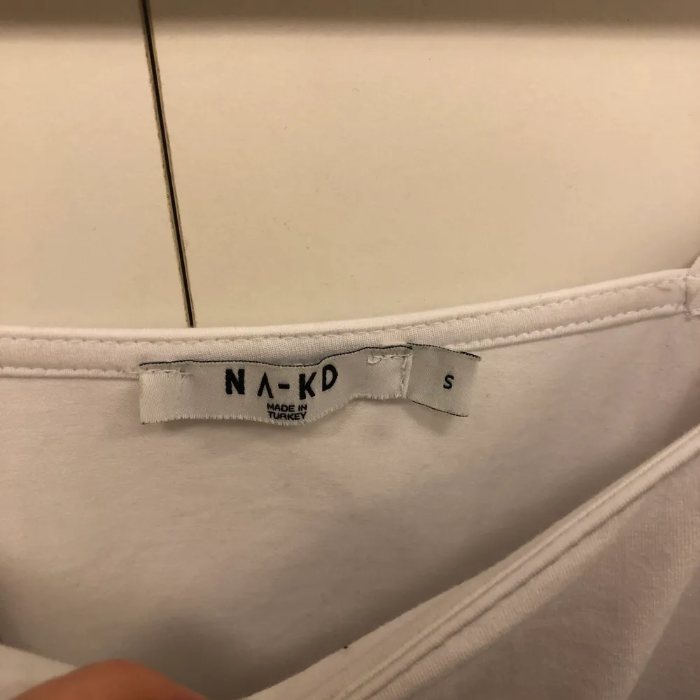 vitt linne från NAKD, fin detalj med knytning på axlarna, endast använd en eller två gånger . Toppar.