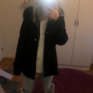 Svart kort kappa från Zara - Jättefin svart och kort kappa med gulddetaljer från Zara! Sparsamt använd och är i väldigt bra skick. Perfekt nu till hösten!! Nypris ca 800kr! Köpare står för frakt:))