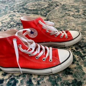 Converse skor - Säljer ett par oranga Converse i nytt skick. Köpte de på Plick men de passade tyvärr inte så säljer vidare de, jag har själv aldrig använt dom. Möts upp i Stockholm eller betalar köparen för frakten💞