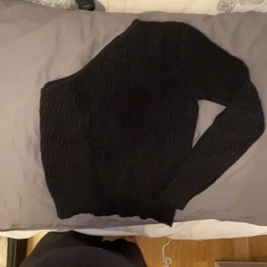 Topp - En svart stickad tröja med en arm. Använd några gånger men är i bra skick. Frakt ingår