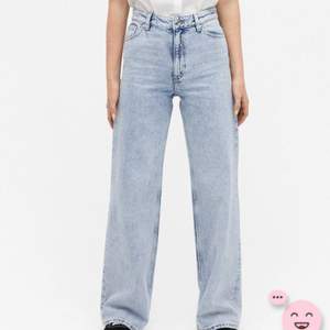 Säljer dessa jeans från MONKI i storlek 24. Färg: light blue. Pris:300 eller högstbjudande.  Midjemått 66cm Innerbenslängd 77cm 