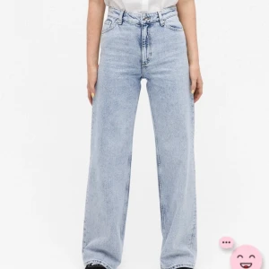 Yoko höga jeans med vida ben - Säljer dessa jeans från MONKI i storlek 24. Färg: light blue. Pris:300 eller högstbjudande.  Midjemått 66cm Innerbenslängd 77cm 