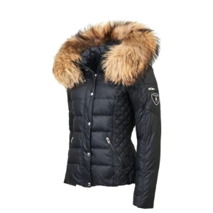 Rockandblue - Super fin rockandblue jacka i modellen zora. Storleken är 38 men har suttit fint på mig som i vanliga fall har XS. Den är endast använd en vinter och ser ut som ny, finns inga hål, fläckar eller rivmärken. Alla dragkedjor funkar perfekt. Den är inköpt förra året. Detta är den modellen med äkta päls, en av de dyraste modellerna av deras korta jackor. Jag är super nöjd med jackan så säljes endast pga att jag vill ha en ny detta året. NYPRIS: 3 700kr