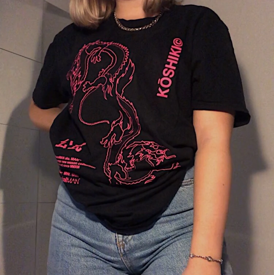 As ball t-shirt med en drake.