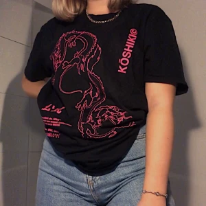 As ball t-shirt med en drake.  - As ball tröja från BooHoo man. Använd fåtal gånger då jag inte känner att det är min stil. Kvaliteten är som ny! Storlek S men herr, så passar nog upp till över L. Trycket är starkt rosa och föreställer en drake. Frakten ingår ej utan läggs till av köpare. Blir flera intresserade kan man buda för att säkra sitt intresse mer! Bud på 200 +frakt