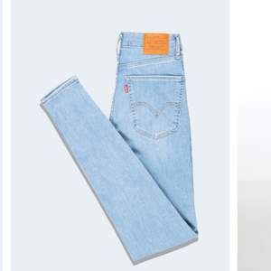 Ett par ljusblåa raka jeans från Levis 💖💖Modell namn: Mile high super skinny i storlek 27. Org pris 1149kr (pris kan diskuteras) 