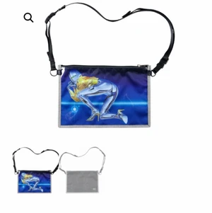 Hajime Sorayama Sacoche Sexy Robot made by Porter - Det gör ont i mitt hjärta över att jag måste sälja denna väska då den aldrig kommer till användning. Lapparna är kvar då den är helt oanvänd! Jag köpte den för 3500 och säljer den för 1500! Priset kan diskuteras!!❤️