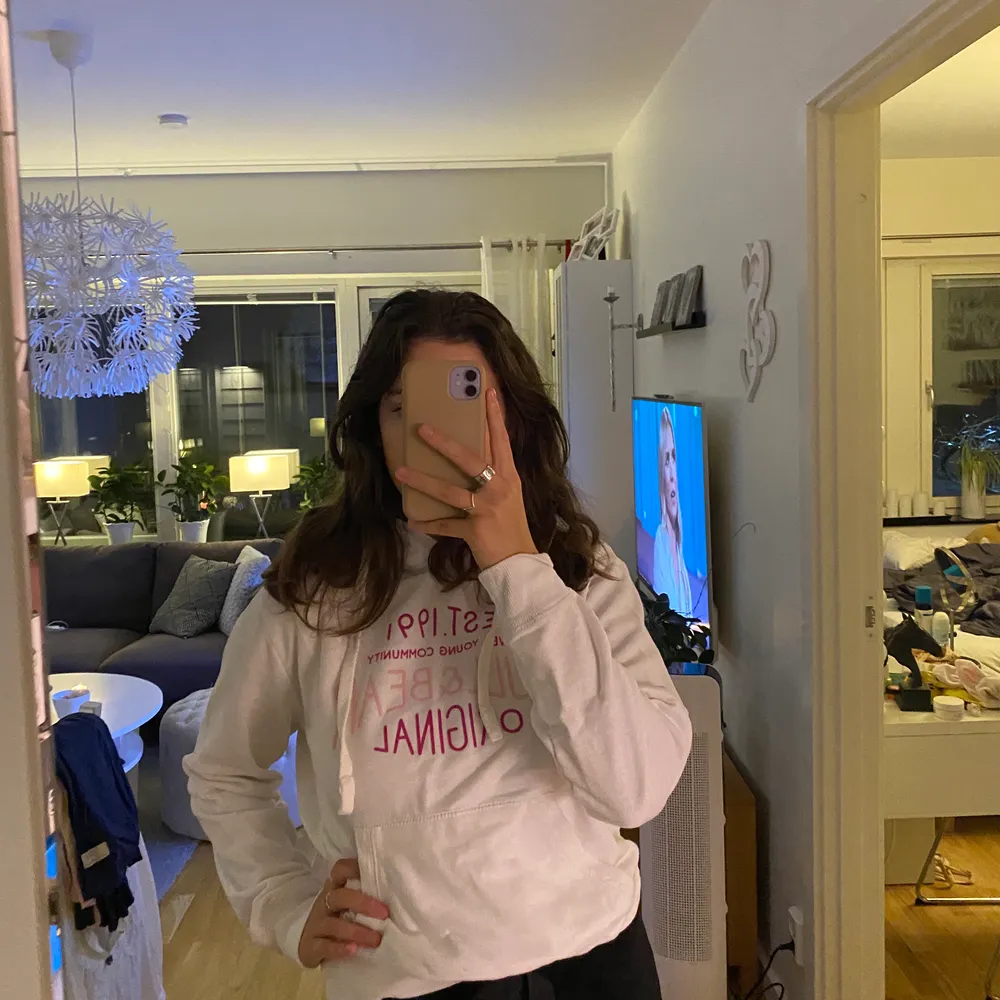 Vit hoodie med rosa tryck från pull&bear💗. Hoodies.