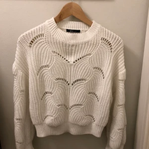 Stickad tröja - Fin stickad tröja från Gina tricot, lite croppad, breda ärmar, bra skick. Pris inklusive frakt