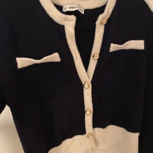 Kofta - Supermjuk o fin kofta från Zara med knappar, knappt använd! Passar xs-m skulle jag säga 🤍