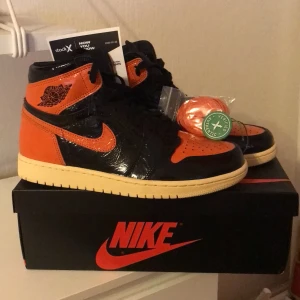 Air Jordan 1 Retro High  - Säljer mina Jordan 1s high shattered backboard 3.0 i storlek EU 44, de är helt äkta köpta från Stockx för 380 USD. De är också helt oanvända bara testade på foten så dem är snörad. Kvitto, stockx tag och orangea snören ingår. Frakt står köparen för 🚚 🙂