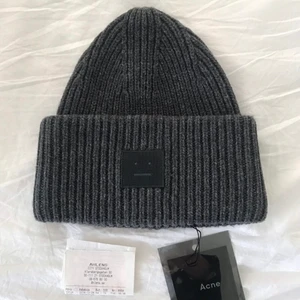 Mössa  - Säljer min superfina acne mössa, i en mörk grå färg💗 kan mötas upp i Stockholm eller frakta. Mycket fint skick💕