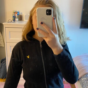 Tröja med dragkedja  - Skön, snygg & bra färg till hösten och vintern från Lyle & Scott pris går att diskuteras ❤️❤️ nästan aldrig använd
