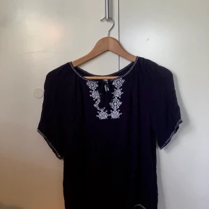 Blus  - Jätte söt blus från GAP. Kan mötas upp i stockholm eller frakta. Obs: köparen står för frakten och ansvarar inte för postens slarv