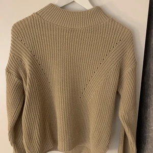 Beigh stickad tröja  - Super fin beigh stickad tröja från Boohoo! Storlek S 💖 Endast använd 1 gång 