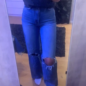 Utsvängda byxor från ginatricot  - Ett par mörkblå Jens, slutsålda på Gina, använd max 10 gånger, egengjorda hål, nypris 599