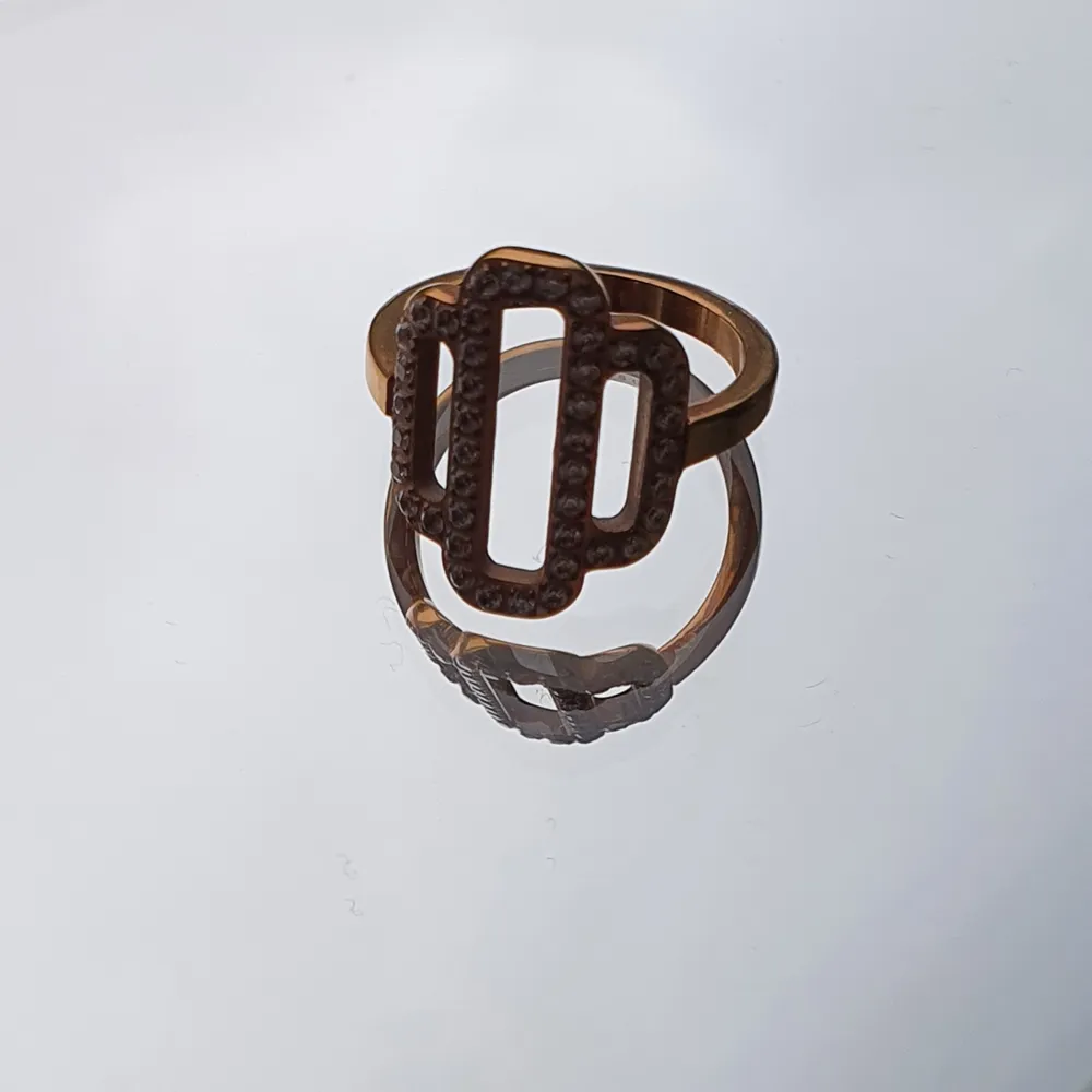 ⭐Super fin bronsfärjad ring från edblad. Säljer på grund av att den är lite förstor för mig. ⭐. Accessoarer.