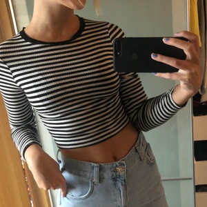 Supercool croppad tröja från chiquelle - Säljer denna croppade långärmade tröja från chiquelle, strl: XS. Köpte för ganska längesen på chiquelle och har inte använt så mycket, frakt tillkommer🤗