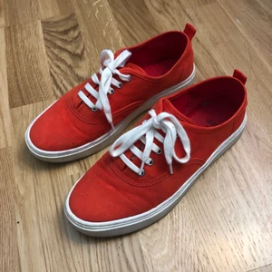 Röda tygskor strl 39 - Näst intill oanvända. Jättefin klarröd färg. 