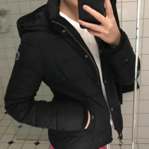 Jacka - Superfin svart vinterjacka från Abercrombie & Fitch! Väldigt väldigt skön och sitter supersnyggt på! Mysig på insidan och håller värme jättebra! Storlek S men passar även XS och M!! Päls med kommer!