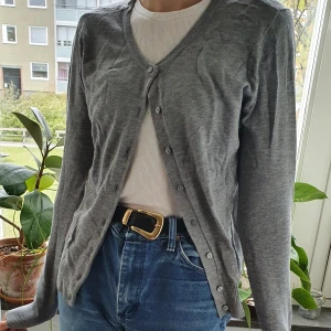 Mysig stickad kofta  - 🌿Super gullig grå, stickad kofta perfekt till vintern. Lite skrynklig men annars är den super söt. Nästan helt oanvänd. Frakten ingår🌿