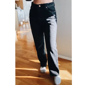 Svarta/mörkgrå jeans från NA-KD - Säljer dessa snygga jeans från NA-KD, de är mörka i färgen och är slitna längst ner. Byxorna är i använt skick men ändå väldigt fräscha! Modellen är 163cm lång och bär vanligtvis storlek 36 på byxor. Frakt ingår