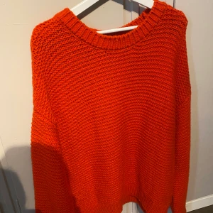 Röd stickad  - Röd stickad tröja, i nyskick. 