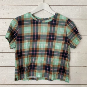 Rutig t-shirt, Monki - Rutig kort t-shirt i mjukt material. Aldrig använd. Frakt tillkommer (42kr)