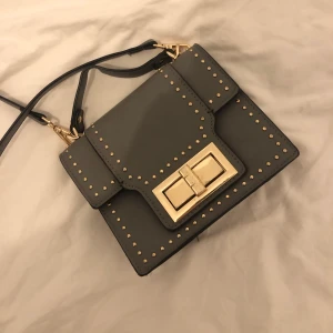 Ivyrevel exklusiv väska  - Sample-väska från Ivyrevel. Har endast gjorts ett exemplar av denna väska. Aldrig använd men har legat nedpackad med andra grejer därav små små repor på spännet. Sista bilden ger färgen mest rättvisa. Bud börjar på 150 kr + 63 kr frakt. 