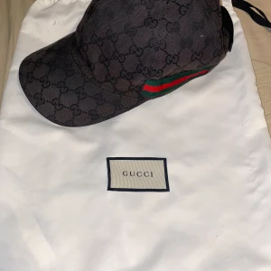 Gucci keps ÄKTA - hej säljer nu min Gucci keps pågrund av att den inte används, den är solblekt från semester i somras, den är i storlek XS men den passar alla om du frågar mig i med den går att spänna in och ut (jag har absolut inte Xs, men passa mig perfekt) Det ingår Gucci keps,Gucci-Påse,kvitto och Gucci kuvert. Nypris är 2700kr men jag säljer den för 1300kr (pris kan diskuteras vid snabb affär) jag fraktar enbart och kunden står själv för frakten, jag filmar alltid vid frakt så kunden kan känna sig säker. Lägg gärna till på snapchat så blir processen bättre. Hoppas den kommer komma till användning av någon. 