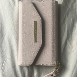 Ideal of Sweden skal - Hej! Jag säljer mitt rosa ideal of Sweden skal använt det lite men det syns inte, du står för frakten💕 nypris: 359kr